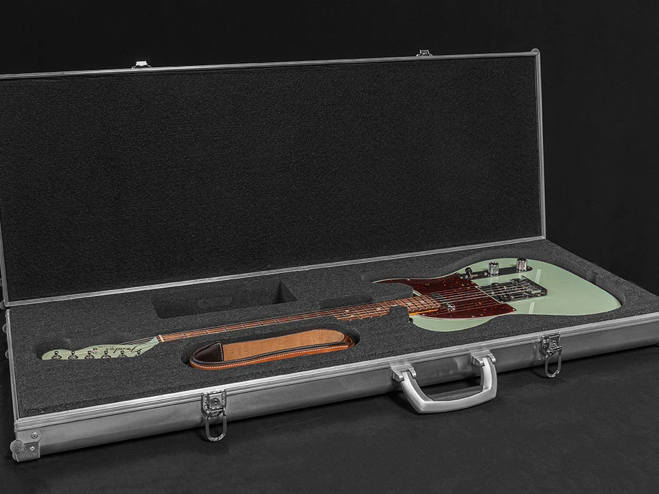 Guitare électrique installée dans l’étui rigide Plum, mousse découpée sur-mesure